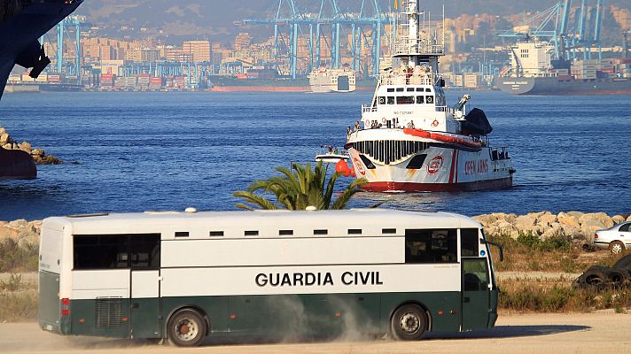 Telediario 1 - Andalucía solicita al Gobierno que regule la acogida de los inmigrantes entre las comunidades autónomas