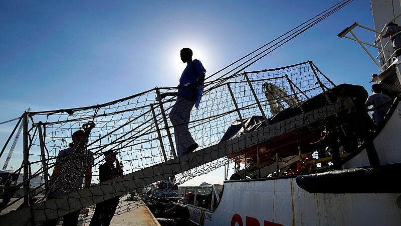 La tripulación del Open Arms pone a punto el barco para regresar al mar