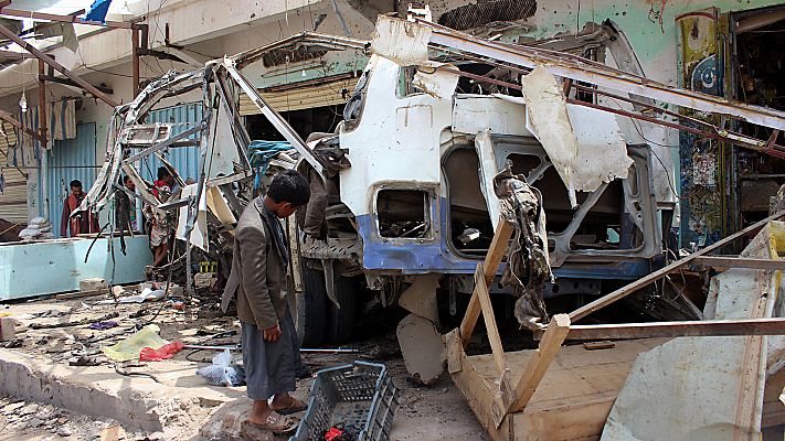Telediario 1 - La muerte de decenas de niños en un bombardeo pone el foco sobre la guerra de Yemen