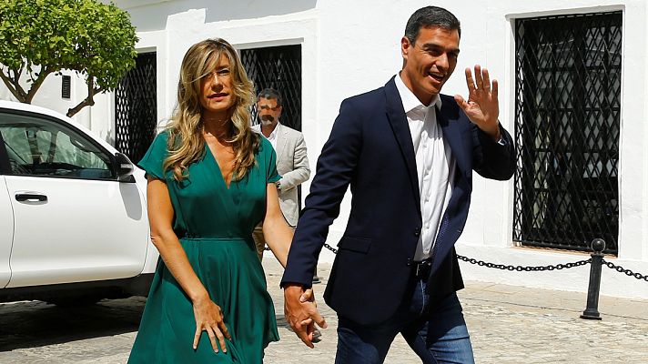 Informativo 24h - Abucheos y aplausos a Pedro Sánchez a su llegada al Palacio de los Guzmanes