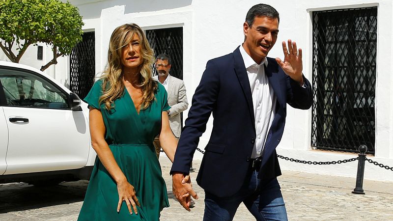 Abucheos a Pedro Sánchez a su llegada al Palacio de los Guzmanes
