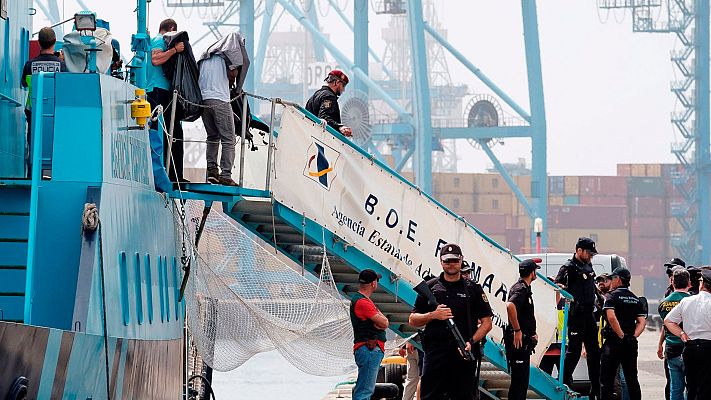 Telediario 1 - Llega a Canarias el barco con 2,5 toneladas de cocaína incautadas en la operación vinculada a los Charlines