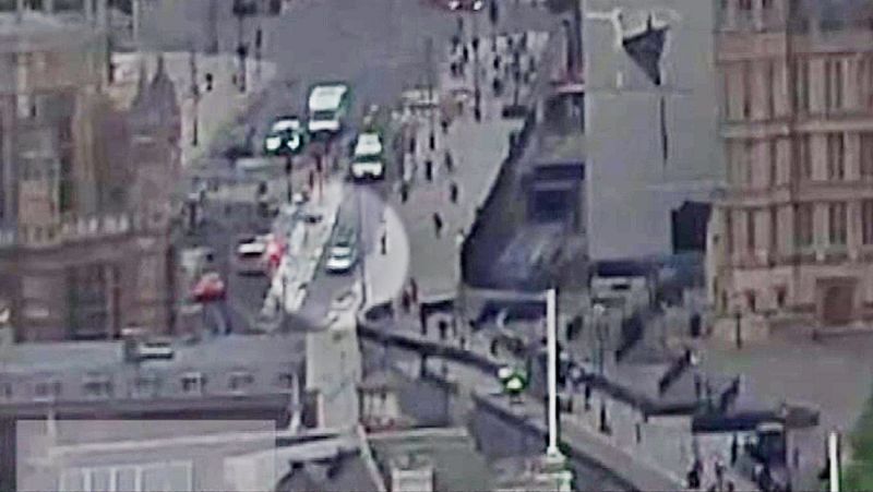 Impacto de un vehículo sospechoso de terrorismo contra las barreras protectoras del Parlamento británico