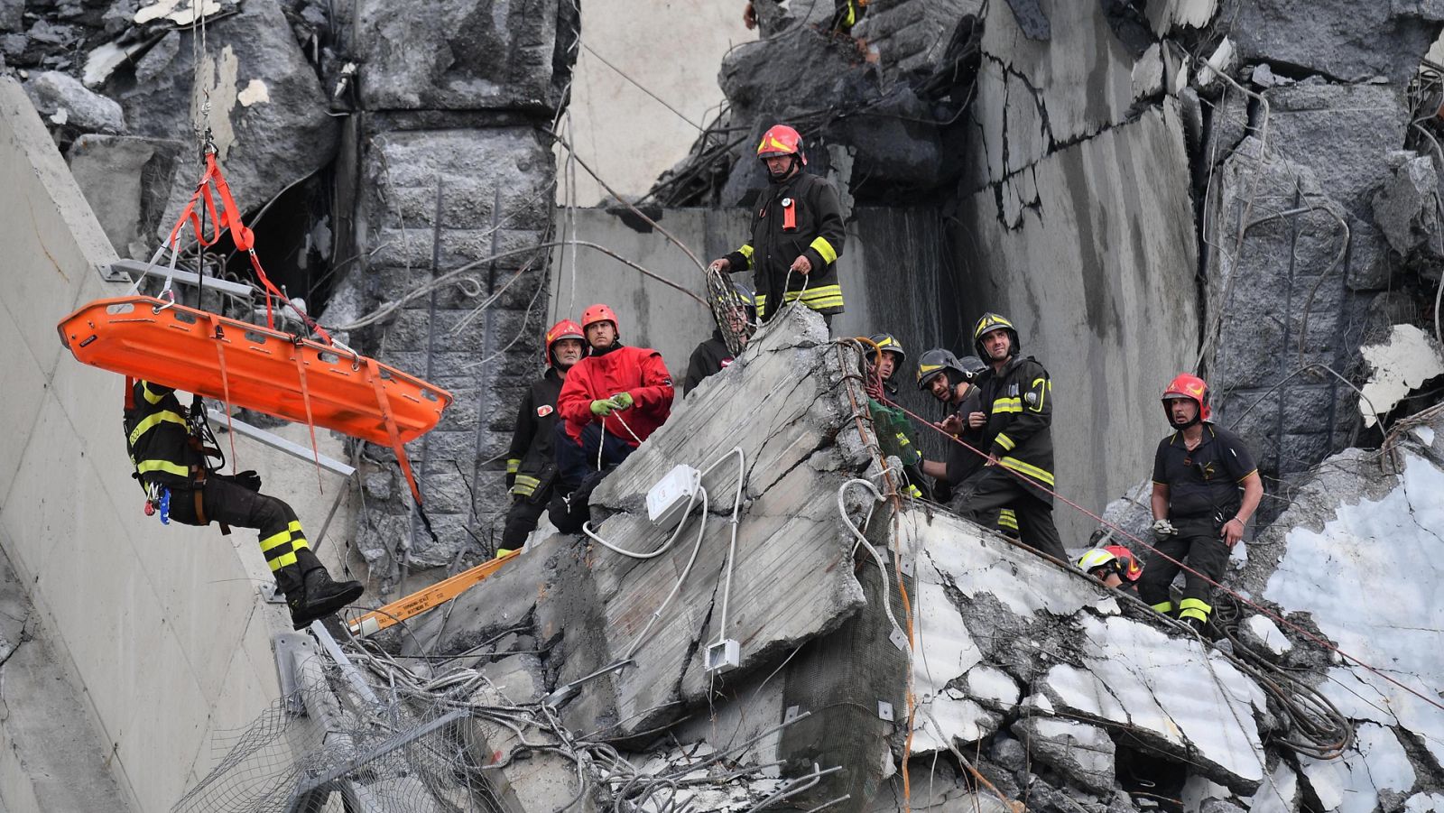 Sube a 35 el número de muertos por el desplome de un viaducto en Génova y Salvini promete "justicia" - Informativo 24h | Ver