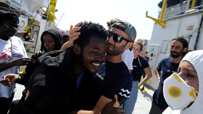 Telediario 1 - El Aquarius llega a Malta con los 141 migrantes a bordo tras cinco días de incertidumbre en el Mediterráneo