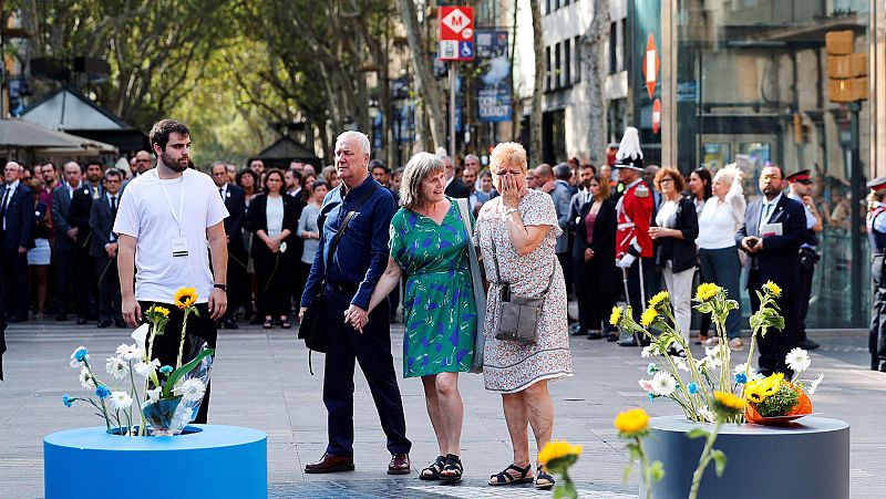 Los homenajes a las vctimas de los atantados del 17A en Barcelona y Cambrils arrancan con una ofrenda floral en La Rambla