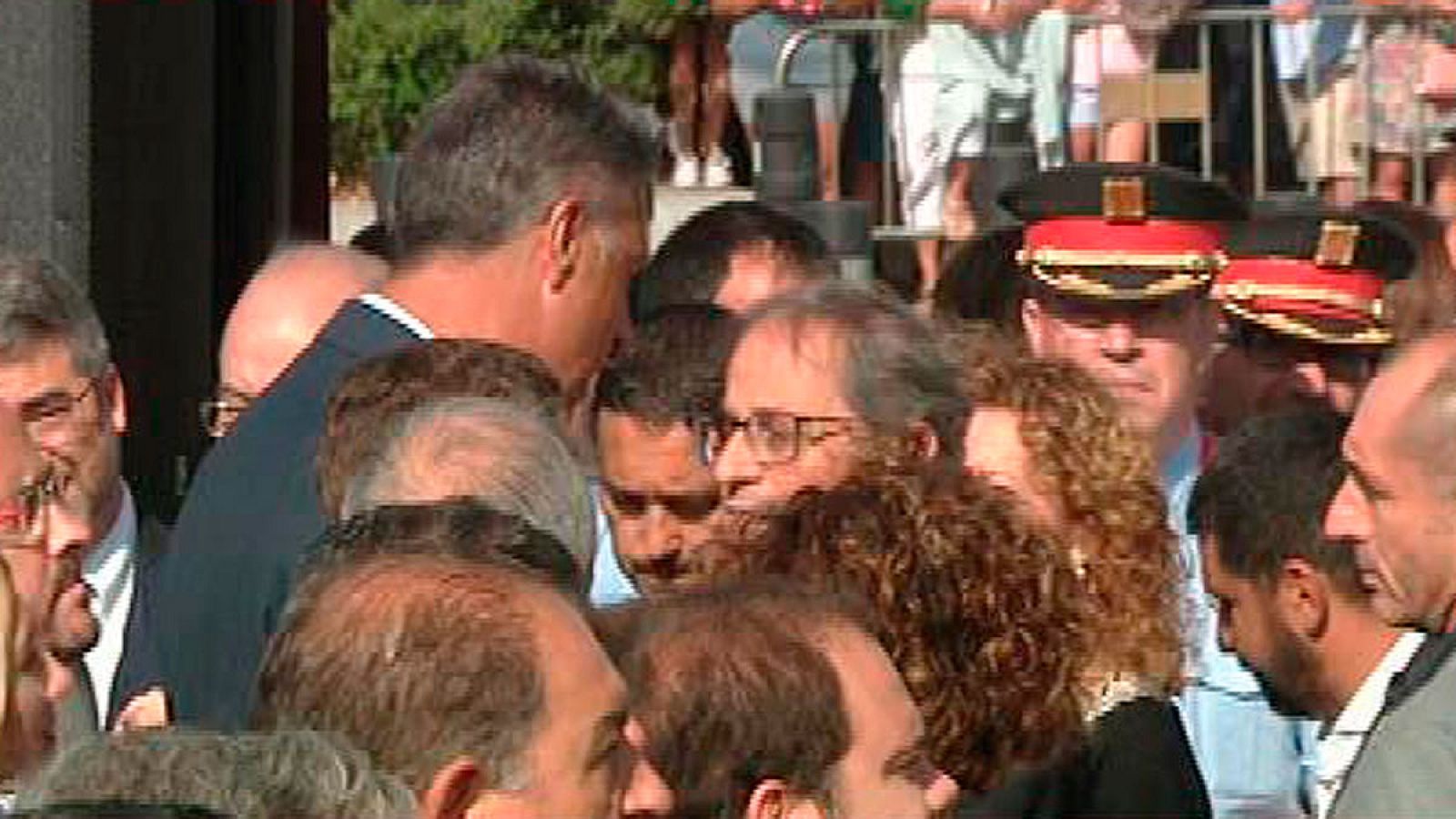 Momento de tensión entre Albiol y Torra en el homenaje en Cambrils