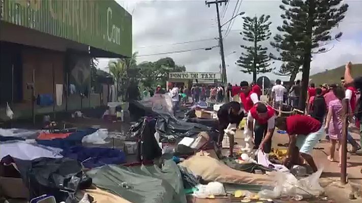  - 1.200 venezolanos abandonan Brasil después de que habitantes de Pacaraima destrozaran su campamento