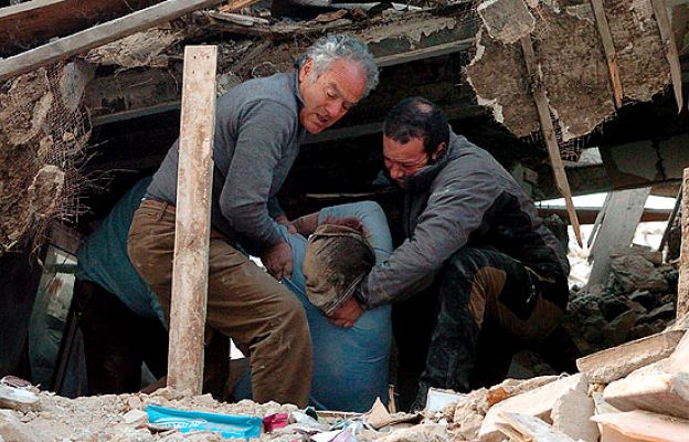  - Más de 100 muertos en el seísmo