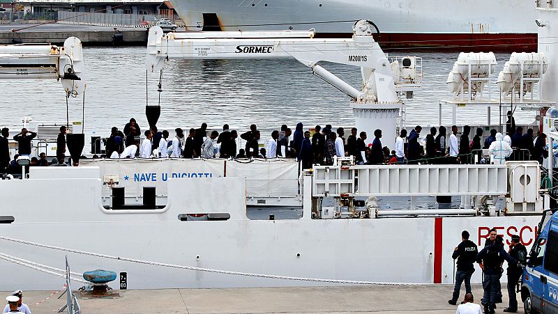 Italia insiste en no dejar desembarcar a 177 migrantes si la UE no los reparte
