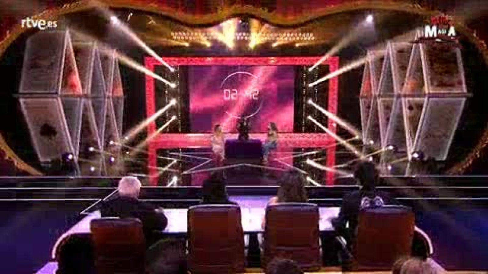 Gisell y su juego de 'choup cup'