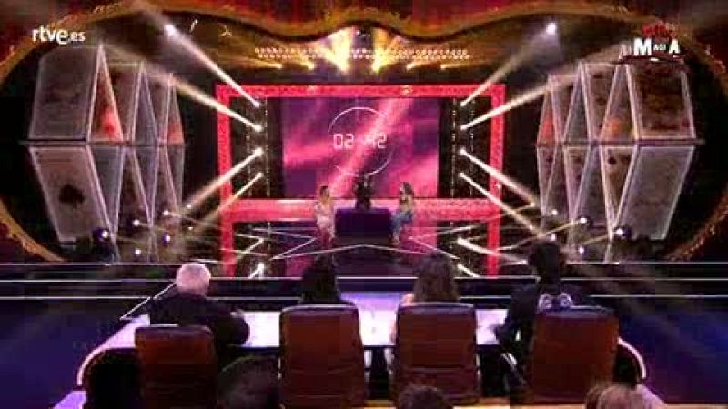 Gisell y su juego de 'choup cup'