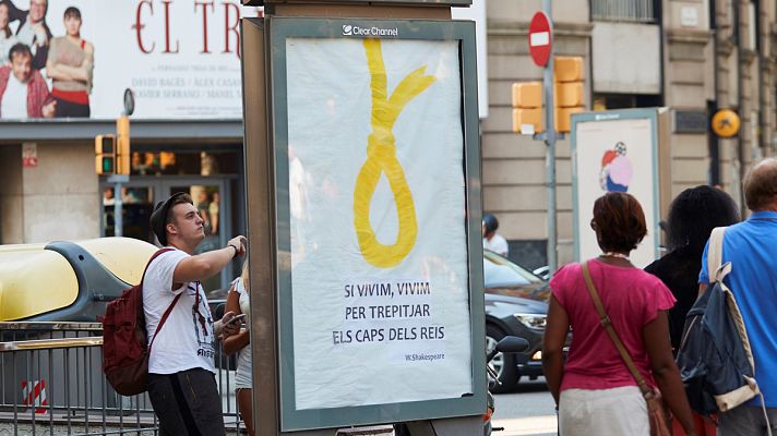 Telediario 1 - Aparece en una marquesina de Barcelona un lazo amarillo a modo de soga