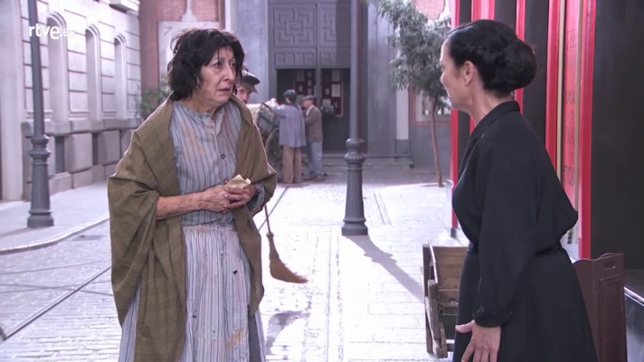 Acacias 38 - Úrsula deambula por el barrio de Acacias