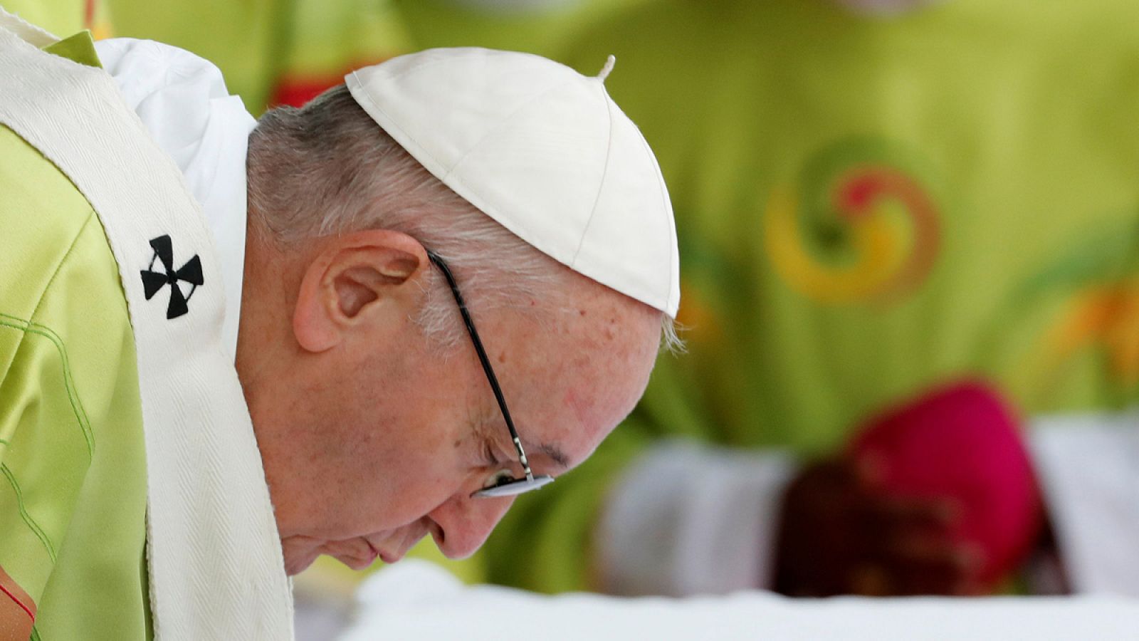 El papa pide perdón por los "crímenes" cometidos por parte del clero en Irlanda