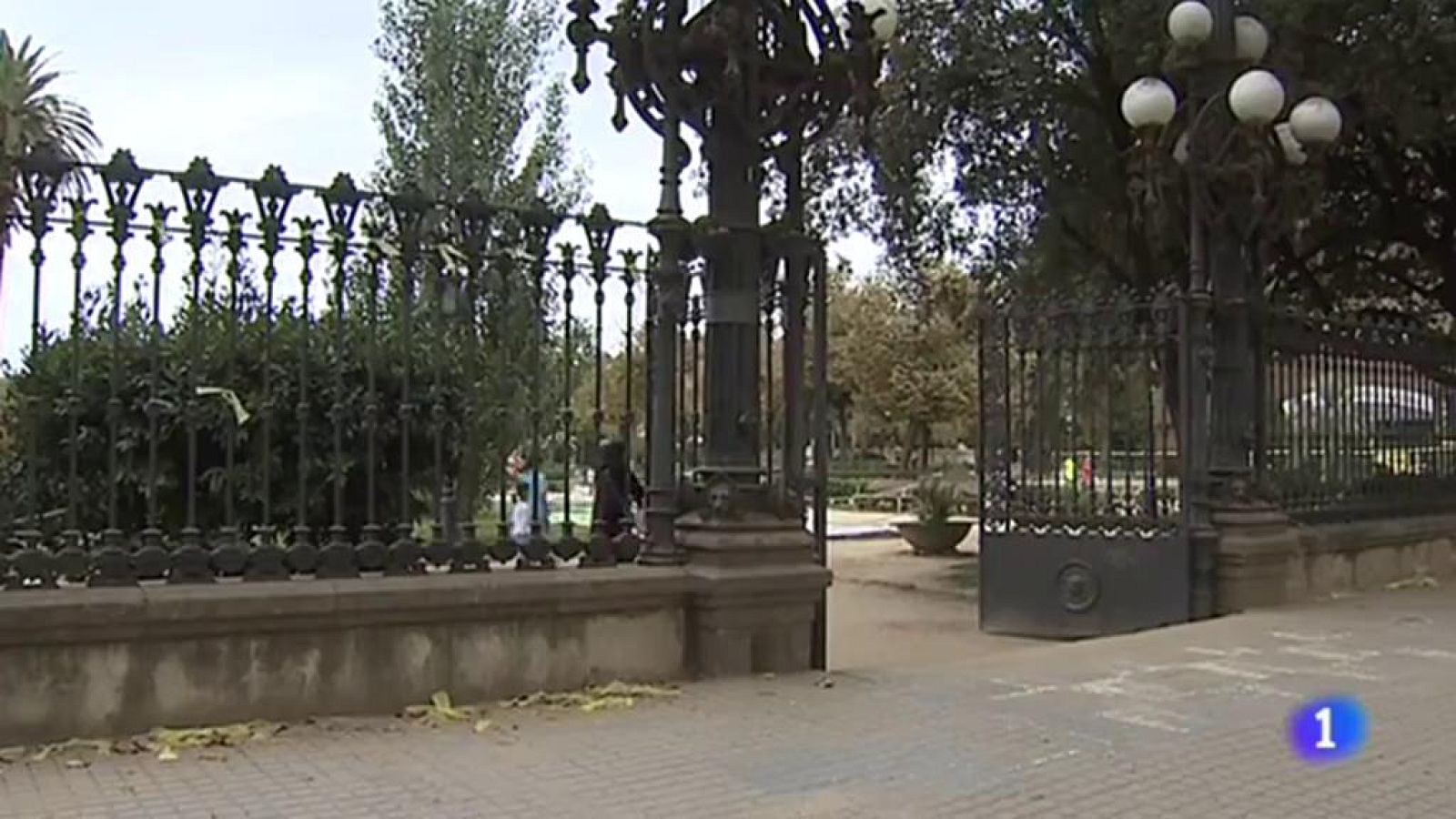 Sigue la polémica sobre la causa de la agresión a una mujer que retiraba lazos amarillos en Barcelona