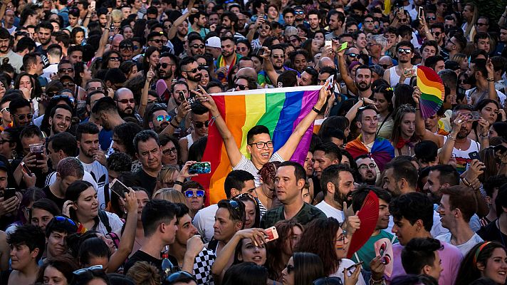 La tarde en 24h - Miles de jóvenes denuncian a través de la etiqueta #MeQueer el acoso y la discriminación sexual en las aulas