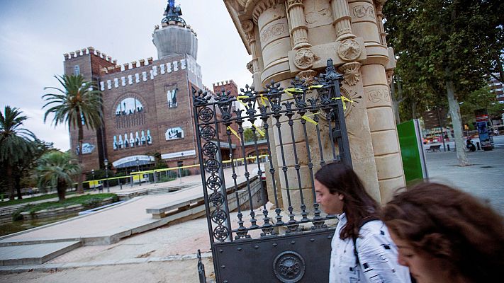 Telediario 1 - Detenido el presunto agresor de la mujer que retiraba lazos amarillos en Barcelona por un delito de odio y lesiones