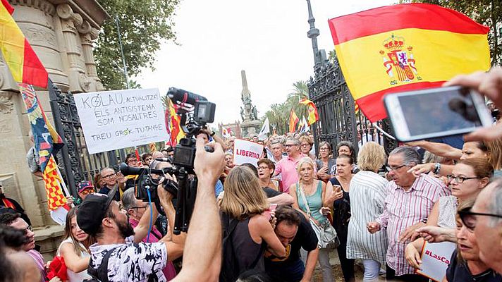 Informativo 24h - Golpean a un cámara de Telemadrid en la concentración de Barcelona contra la agresión a una mujer