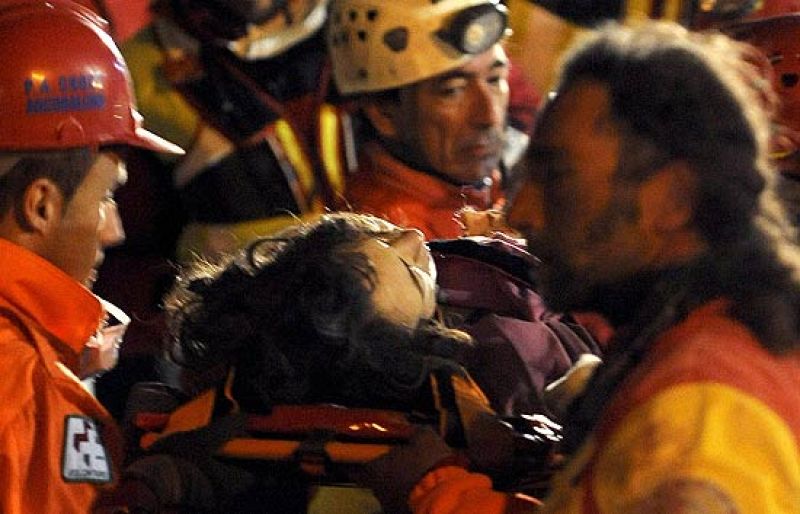 Búsqueda a contrarreloj entre los escombros en Italia