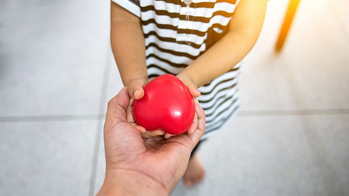 Telediario 1 - Una pareja abandona a una niña india adoptada