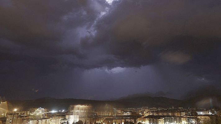 El tiempo - Chubascos y tormentas localmente fuertes en el litoral catalán, y este del sistema Ibérico y Pirineos.