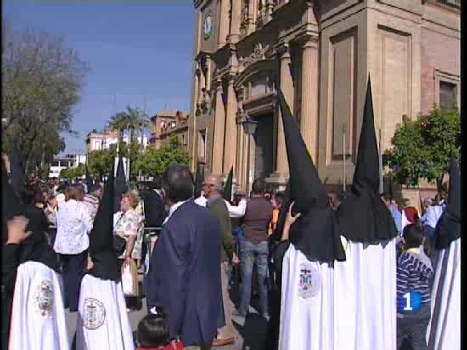 Pendientes del cielo, sevillanos y turistas esperan que esta vez no tengan que sacar el paraguas | Ver