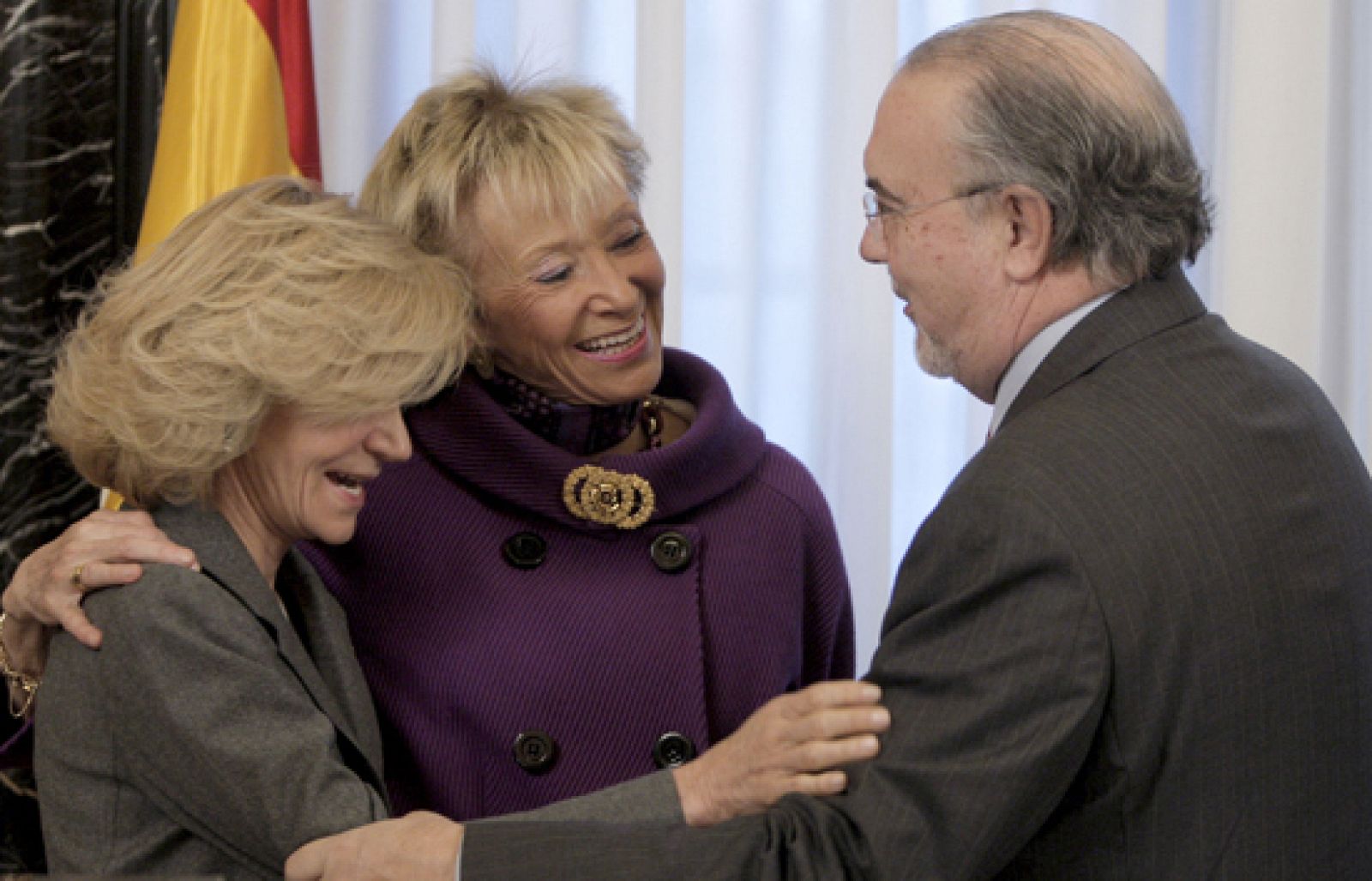 Dice Elena Salgado que la cartera que hoy le ha pasado Solbes no pesa demasiado porque se lleva entre muchos | Ver