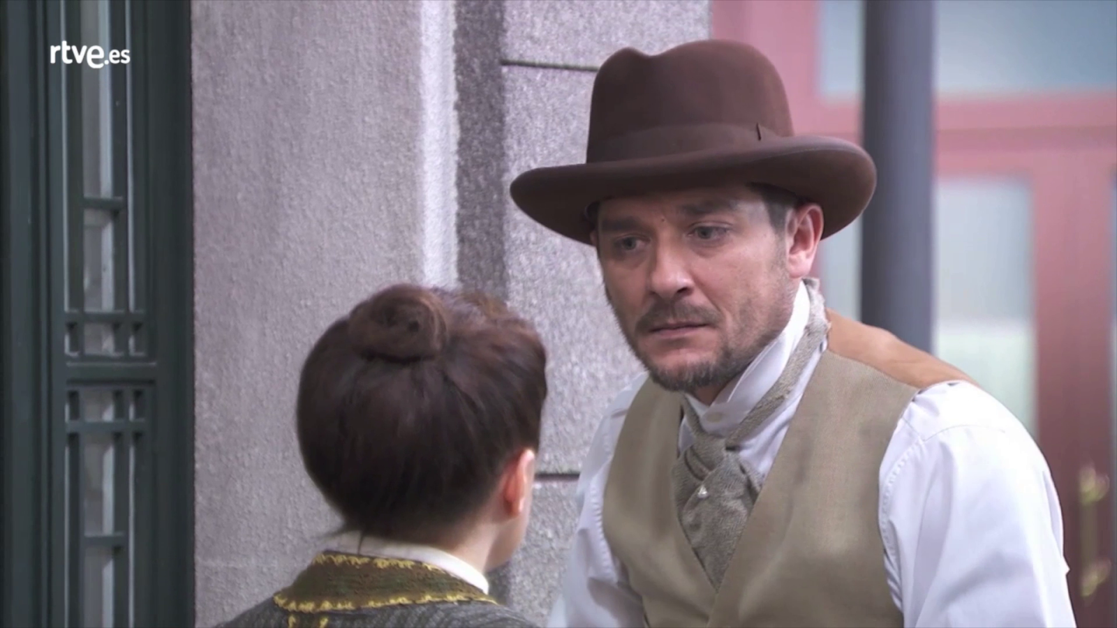 Acacias 38 - Higinio discute con María en plena calle