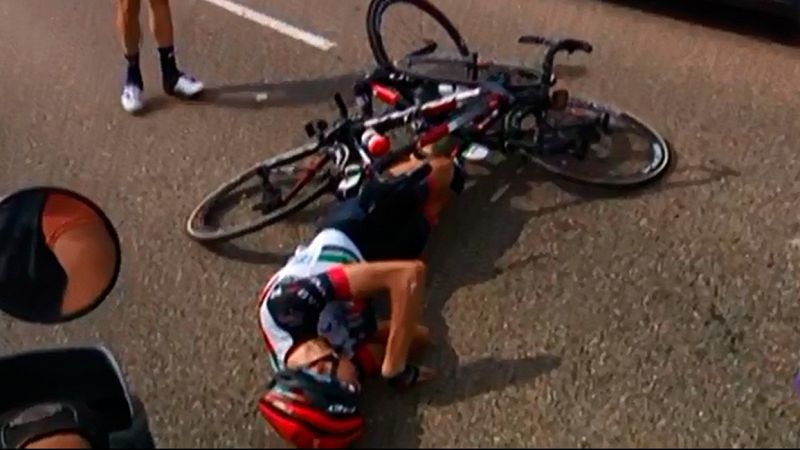 El ciclista italiano Simone Petili sufrió una dura caída en la que sufrió un traumatismo cranoencefálico y tuvo que ser trasladado a un hospital, donde ha sido dado de alta a última hora de la tarde.