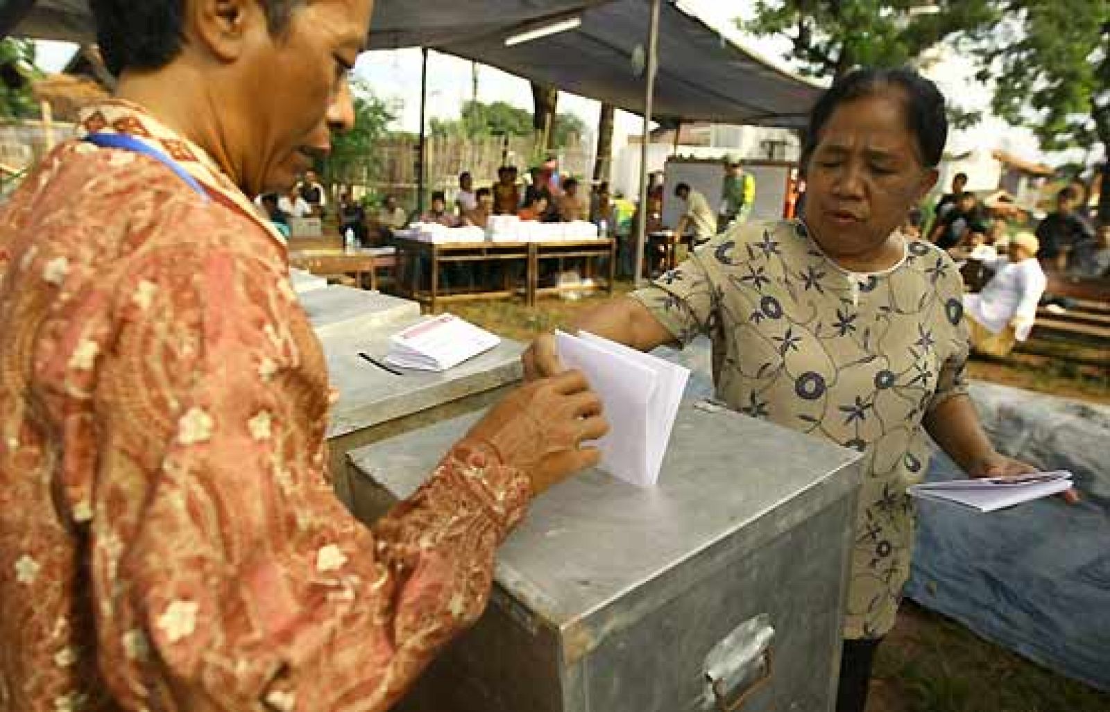 Indonesia celebra sus elecciones, las más complejas del mundo | Ver