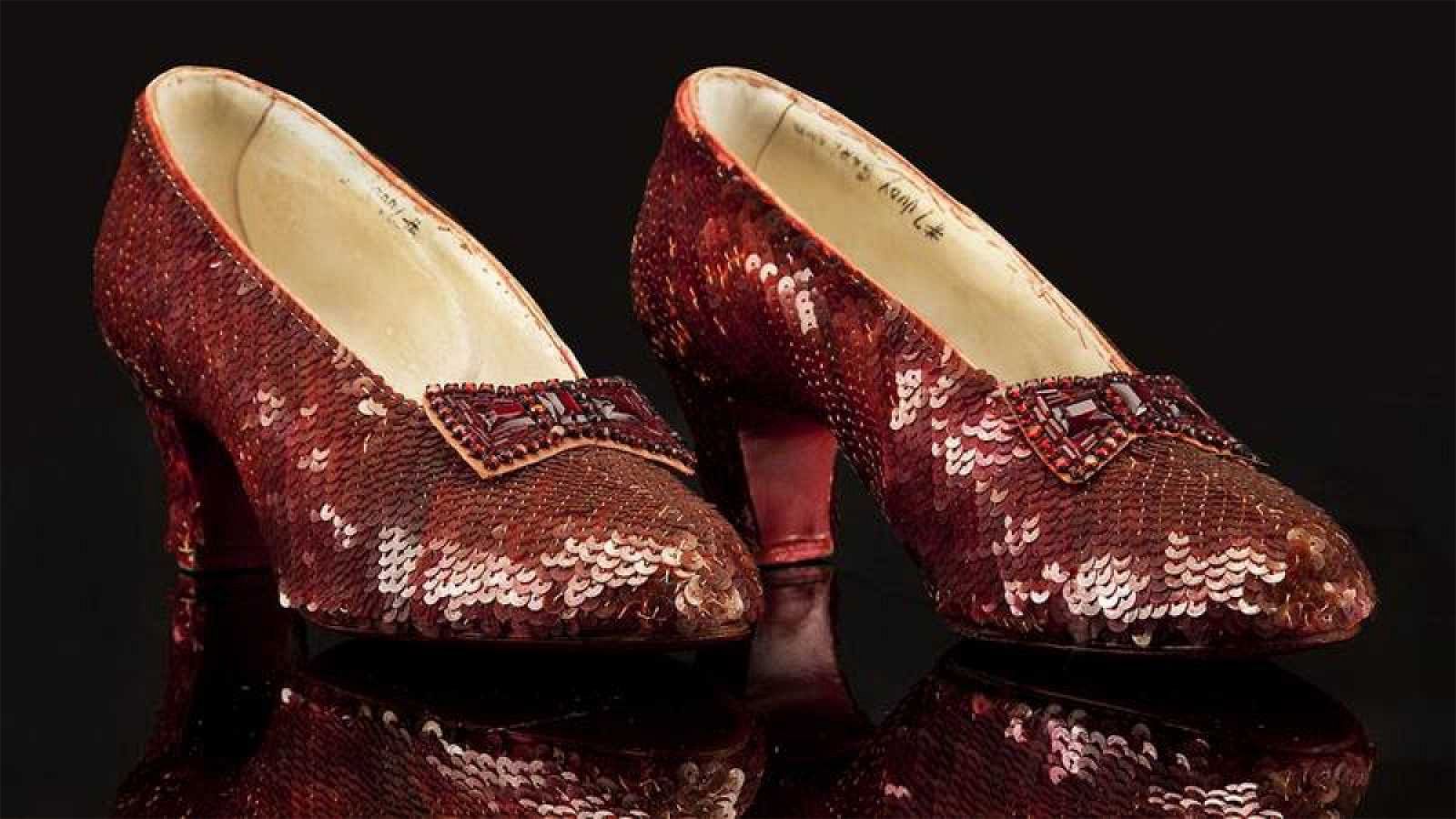 El FBI recupera los zapatos rojos de 'El mago de Oz' trece años después de su robo | Ver