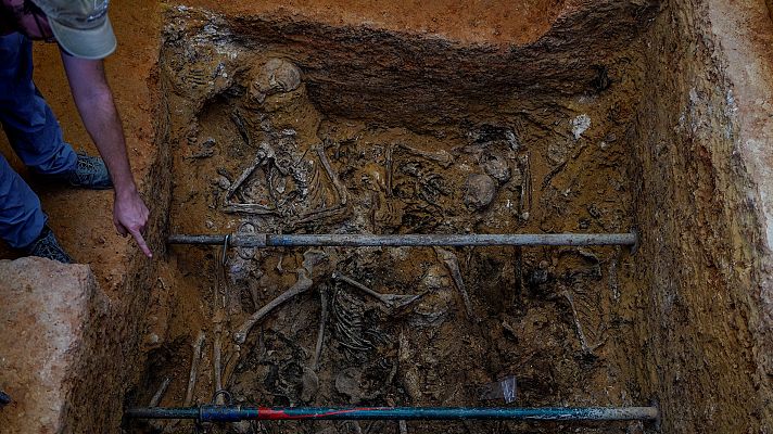 Telediario 1 - Comienzan en Paterna las tareas de recuperación de restos de fusilados de la Guerra Civil