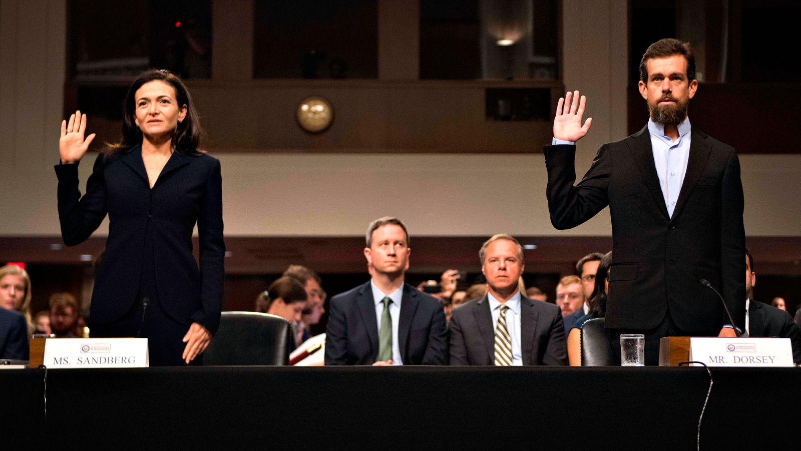 Facebook y Twitter prometen más control contra la manipulación electoral extranjera