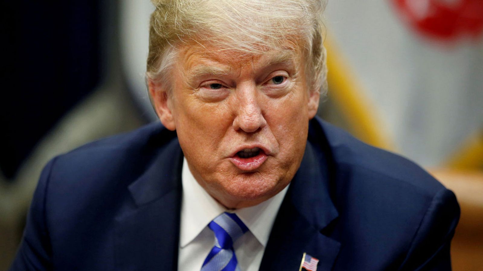 Trump clama "traición" ante un artículo anónimo y un libro en su contra