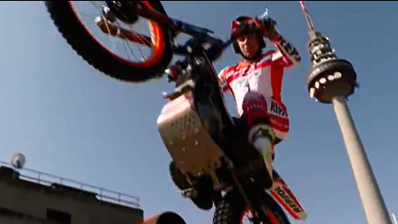 Toni Bou, 24 veces campeón del mundo de trial, ha visitado Torrrespaña, donde se ha mostrado motivado por seguir consiguiendo triunfos sobre su moto.