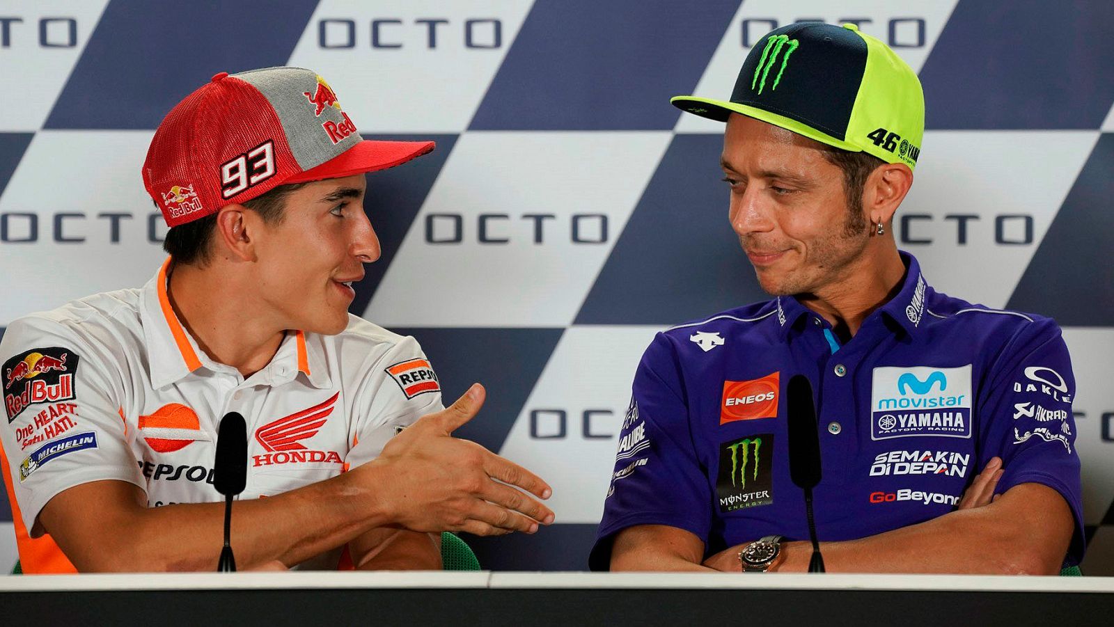 La imagen de la jornada previa al GP de San Marino fue el intento de Marc Márquez de darle la mano a Valentino Rossi y firmar la paz entre ambos pilotos. El italiano se la negó en plena rueda de prensa.