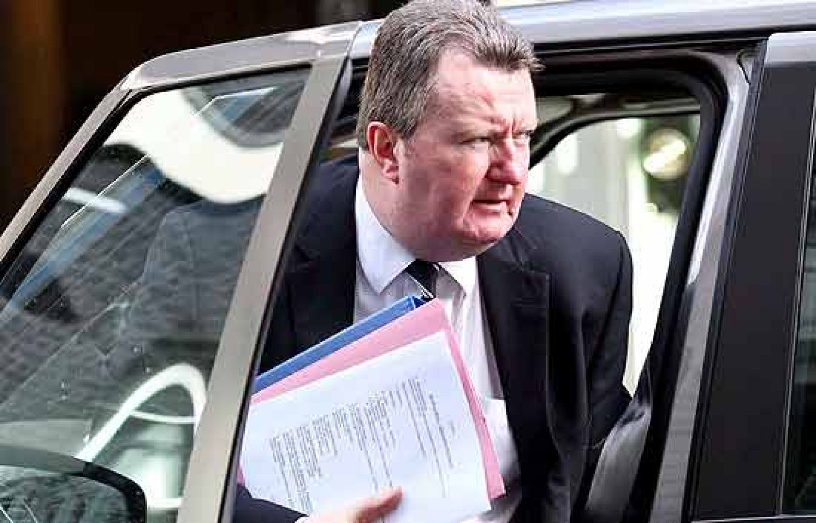 El jefe de la lucha antiterrorista británica ha dimitido después de reconocer un fallo de seguridad que pudo comprometer una importante operación en marcha.