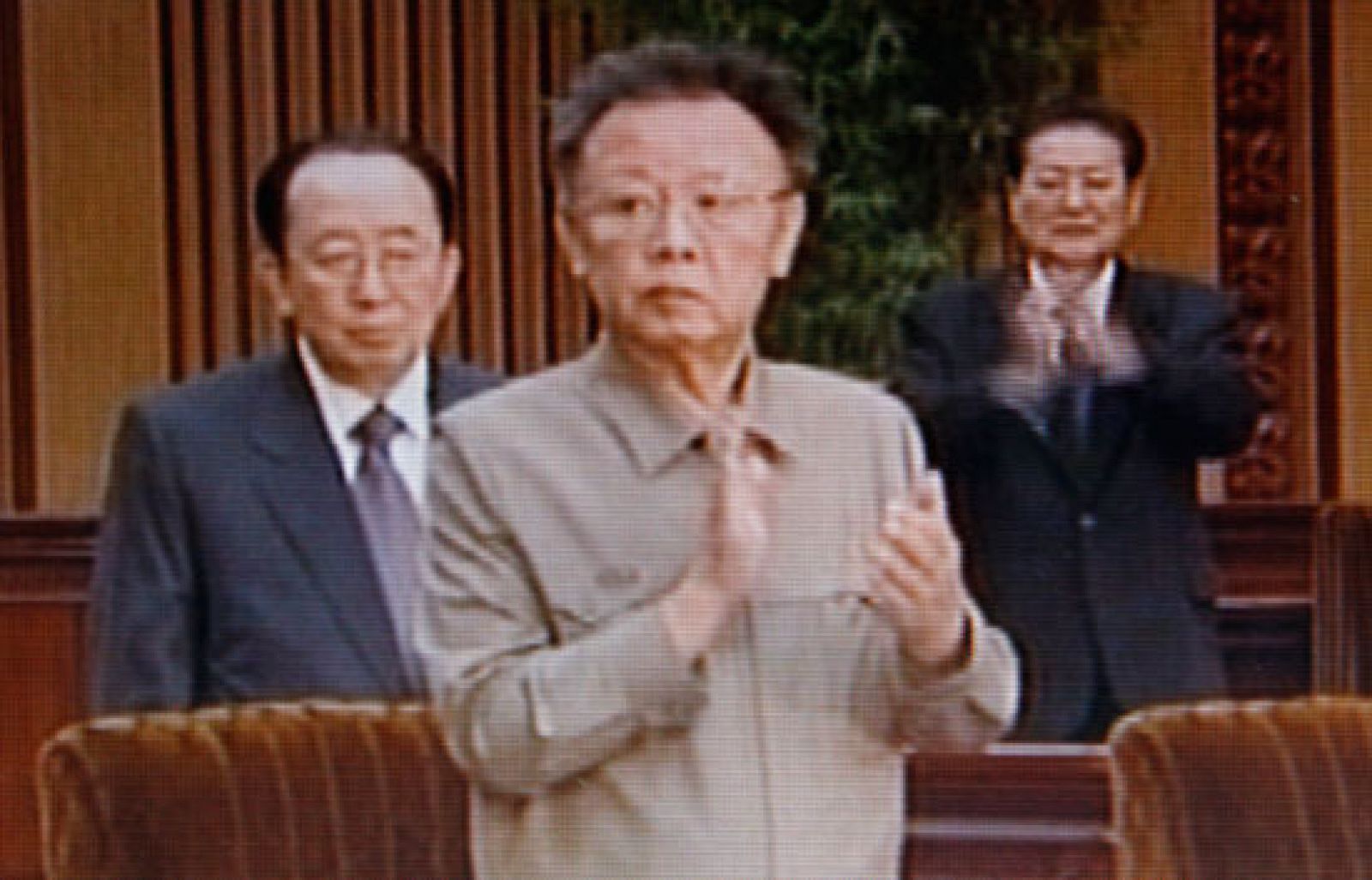 El presidente de Corea del Norte, Kim Jong il ha reaparecido públicamente tras casi 9 meses. Lo ha hecho en la asamblea popular que le ha reelegido como máximo líder de esta pequeña nación nuclear, al borde de la hambruna.