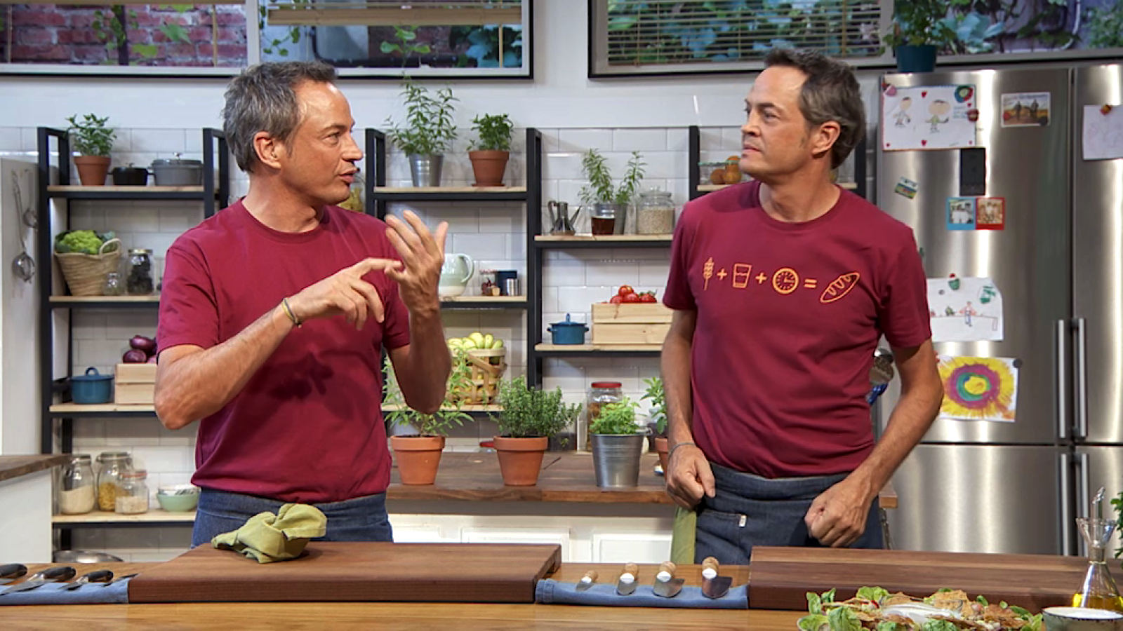 Torres en la cocina - Ensalada crunchy. Huevos al horno - ver ahora