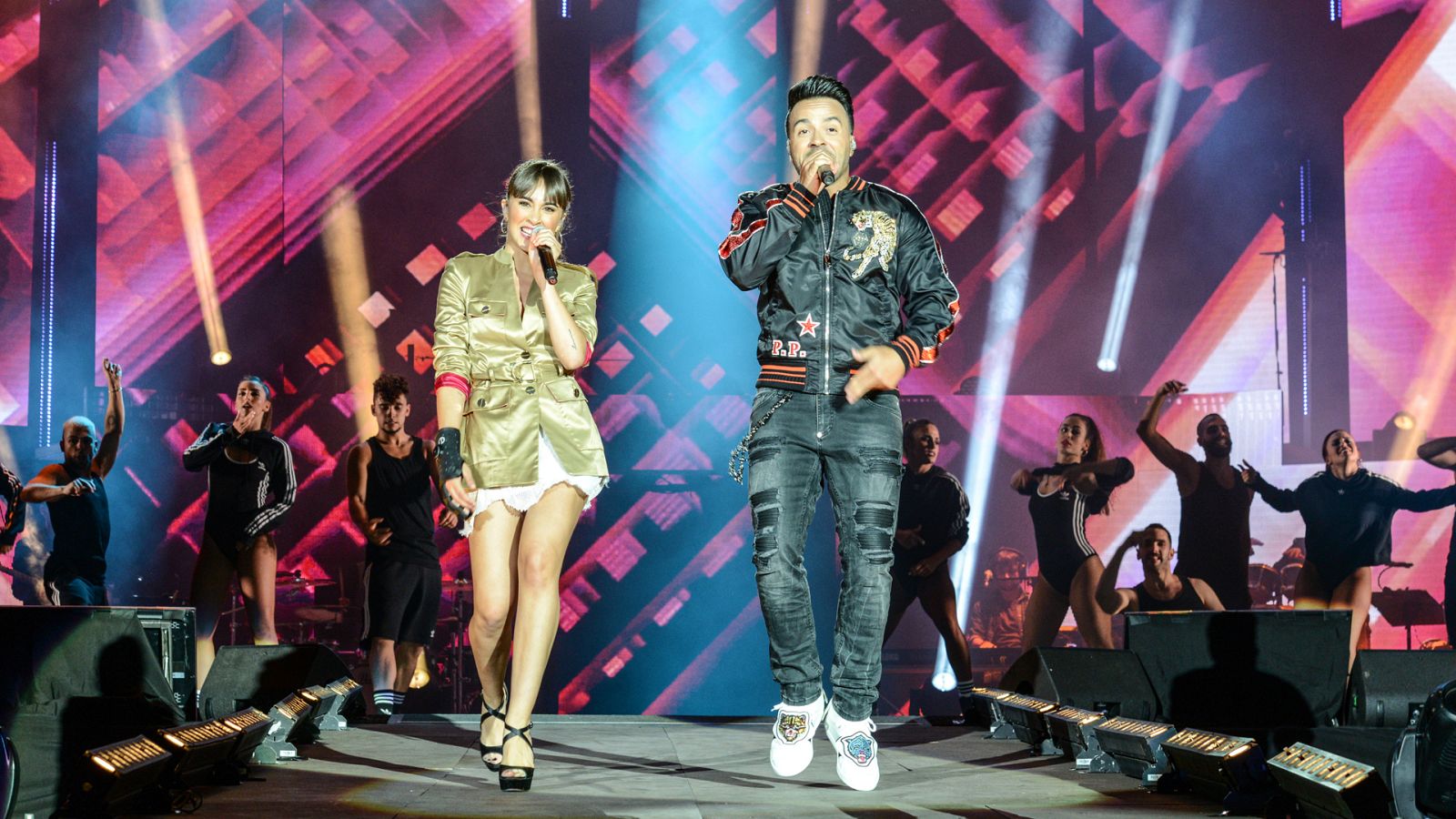 OT Bernabéu - Luis Fonsi canta con Aitana 'Échame la culpa'