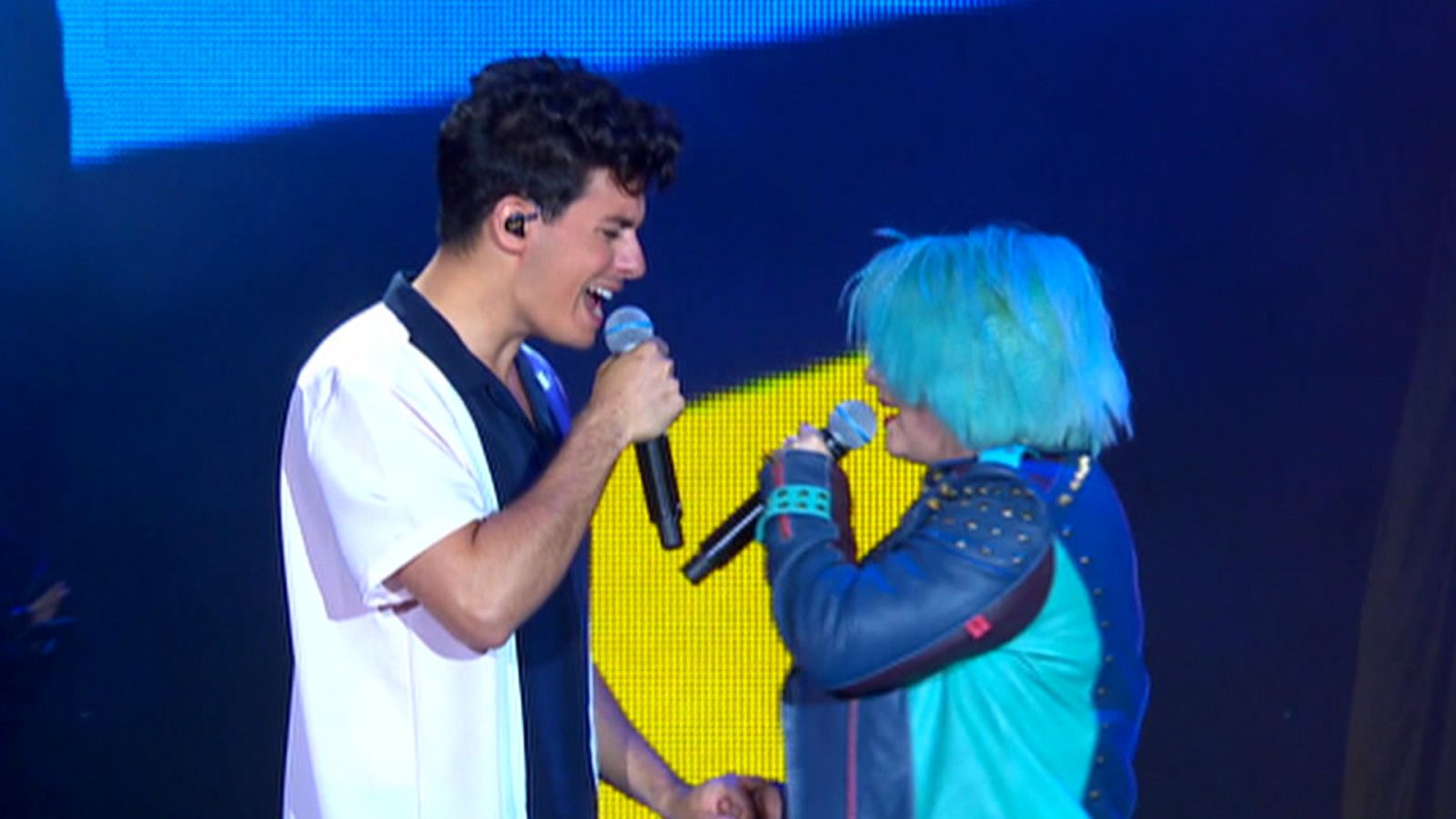 OT Bernabéu - Alfred y Marina cantan 'Don't dream it's over'