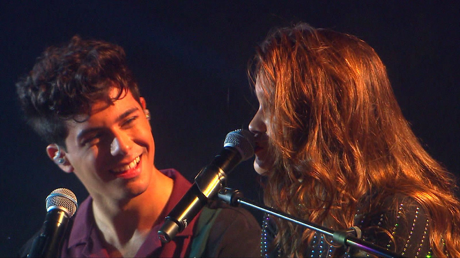 OT Bernabéu - Amaia y Alfred cantan 'City of stars'