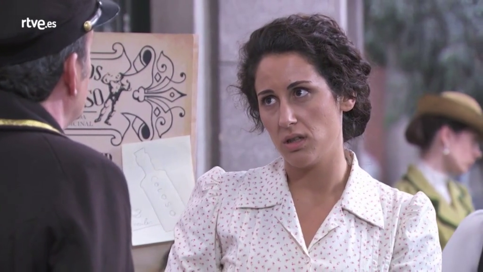 Acacias 38 - Obligan a Lolita a recoger el puesto y dejar de vender