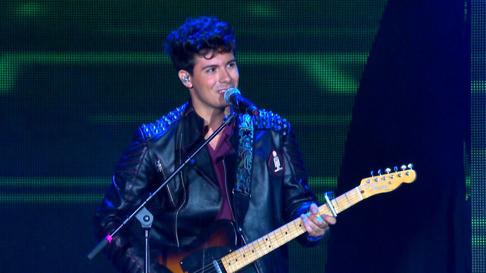 OT Bernabéu - Alfred canta 'Que nos sigan las luces'