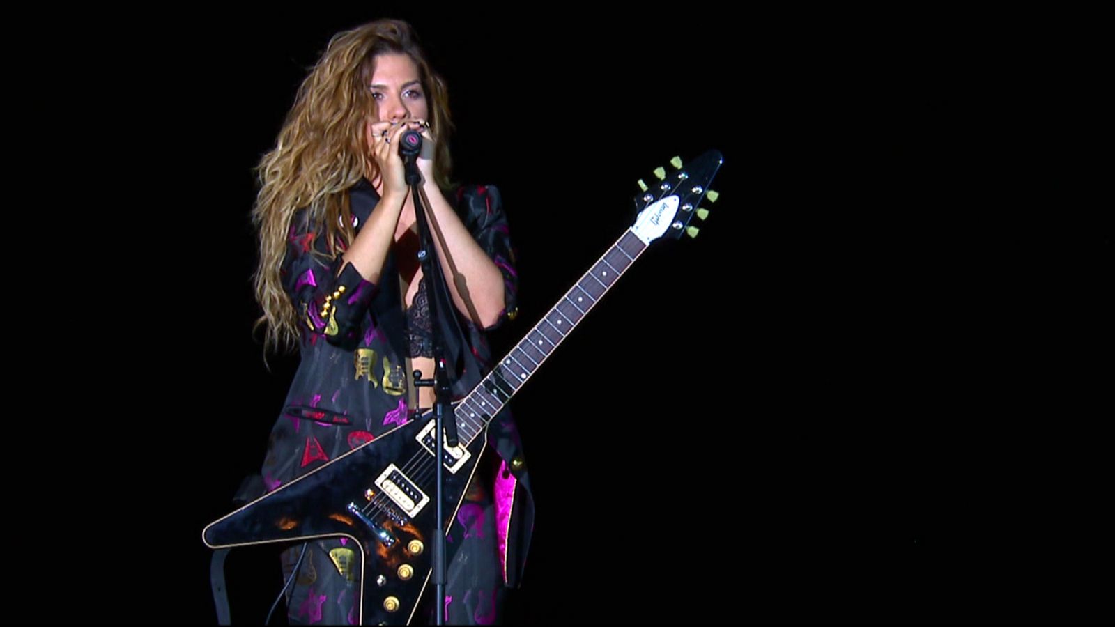 OT Bernabéu - Miriam canta 'Hay algo en mí'