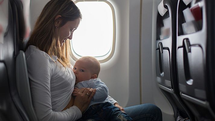 Telediario 1 - Las 30 familias bloqueadas en Ucrania tras una gestación subrogada podrán volver a España