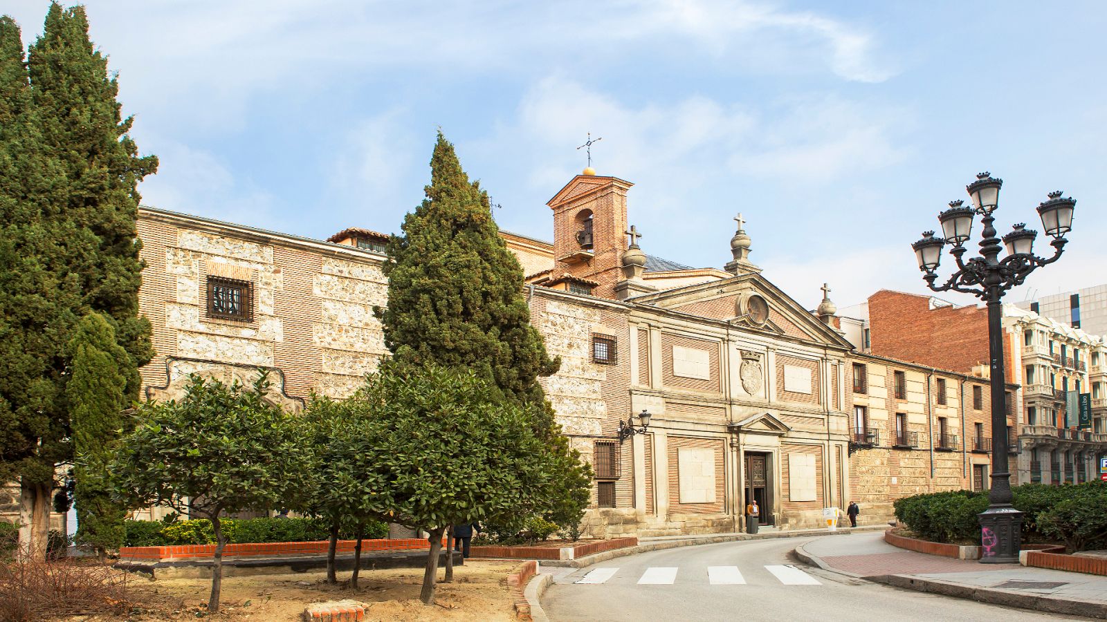 Si las piedras hablaran - Las descalzas reales. Con los ojos cerrados