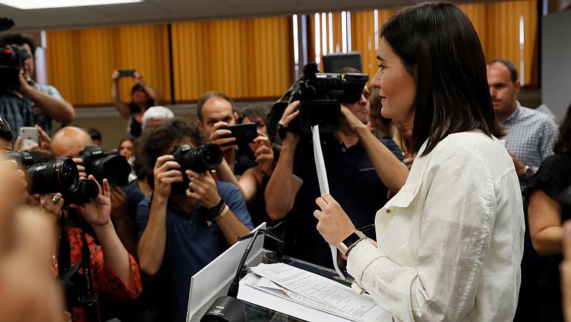 La oposición considera insuficientes las explicaciones de Montón sobre su máster