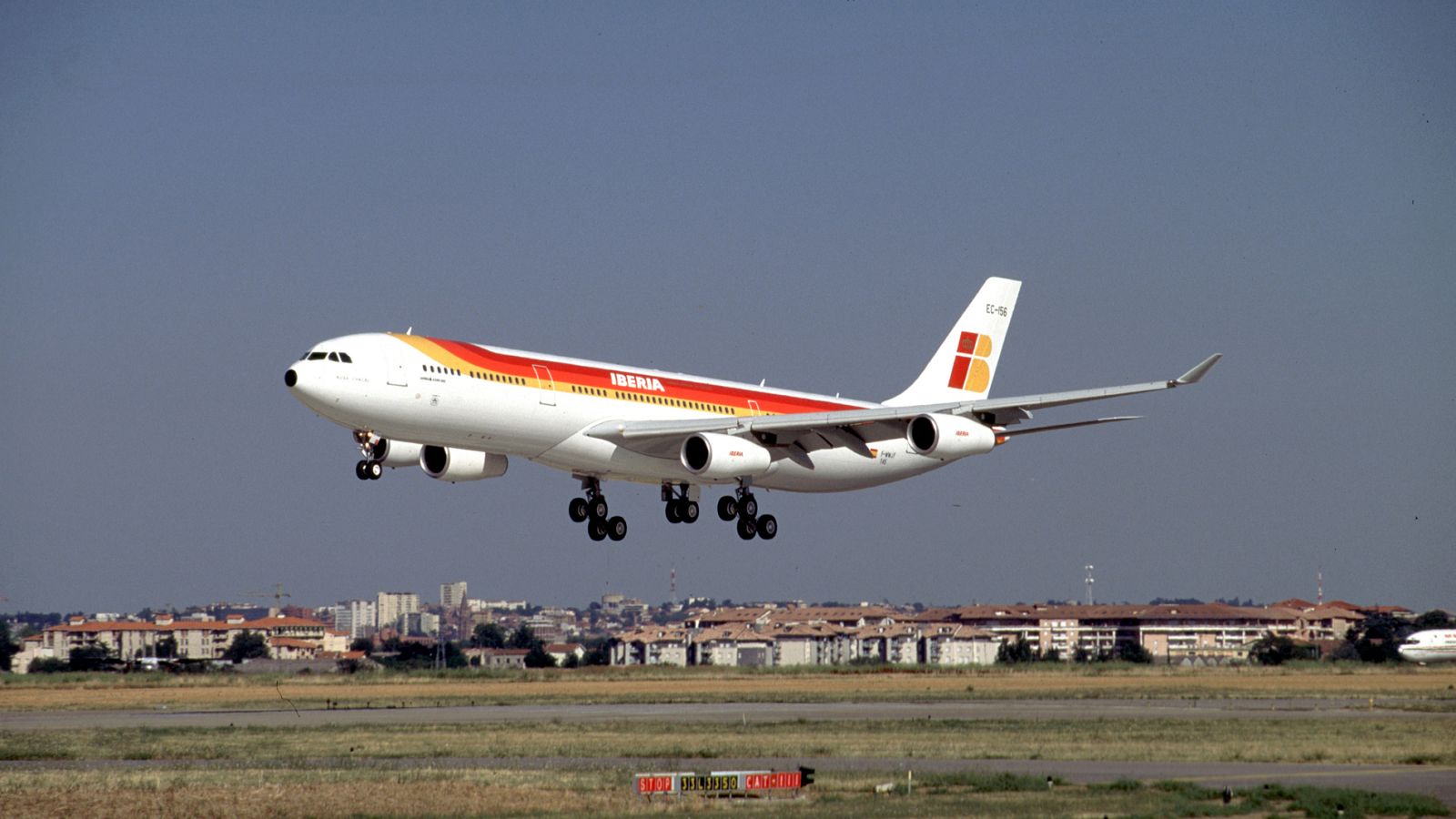 Un avión de Iberia sufre una avería en el motor y aterriza de emergencia